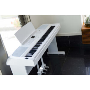 Yamaha DGX-670 88-Key Portable Digital Grand Piano